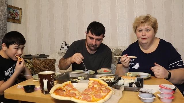 Мукбанг. Муж заказал роллы и пиццу. смотреть онлайн