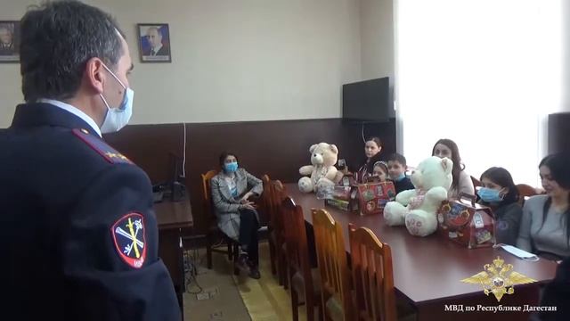 Полицейские Дагестана поздравили с Новым годом детей своих погибших коллег смотреть онлайн