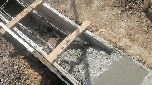 Никто не ожидал, что он будет таким крепким. Заливаем фундамент частями. смотреть онлайн