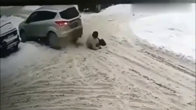 Осторожно жёсткие кадры. Водитель переехал дважды женщину в Татарстане.Подробности в описании.