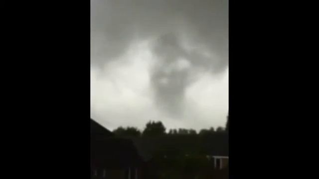 255 Англия. Смерч. Графство Нортгемптоншир, город Нортгемптон. 14 сентября 2015. смотреть онлайн