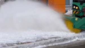 Коммунальная вакуумная подметальная уборочная машина МК2000 с зимней комплектацией.