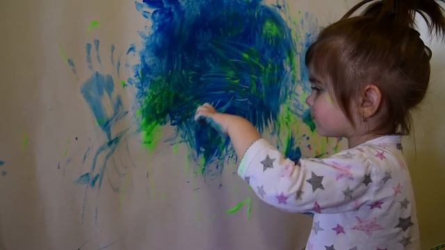 Рисует на стене в квартире. Пищевая краска для детей смотреть онлайн