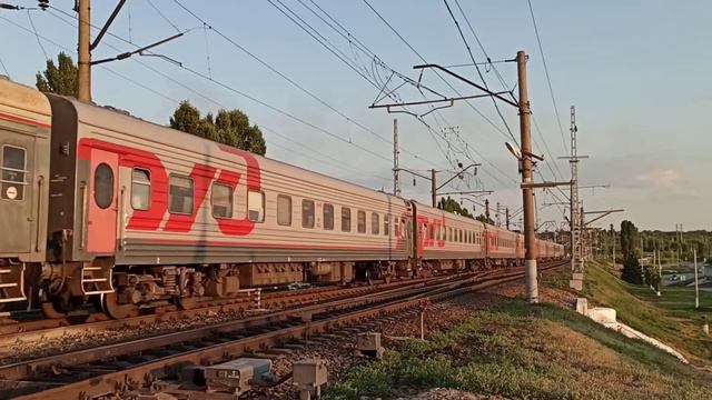 "Вагон СОЧИ" Электровоз ЭП1М-680 с поездом №471 Адлер-Москва прибывает на станцию Миллерово смотреть онлайн