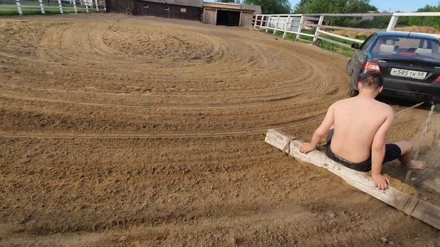 ?РОВНЯЕМ ГРУНТ БРЕВНОМ/ПРИУЧАЕМ Султана к машине/ смотреть онлайн