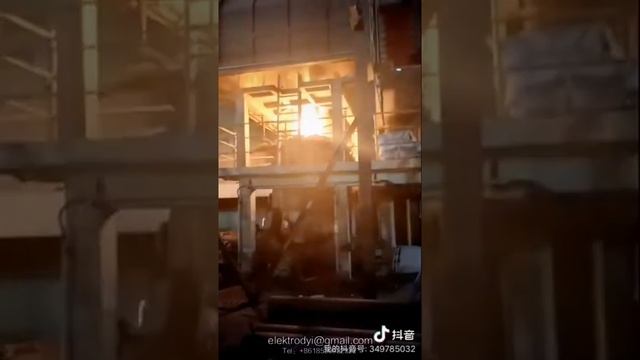 загрузка графитовые электроды в плавильную печь, печь для литья http://www.pechi-plavki.com/ смотреть онлайн