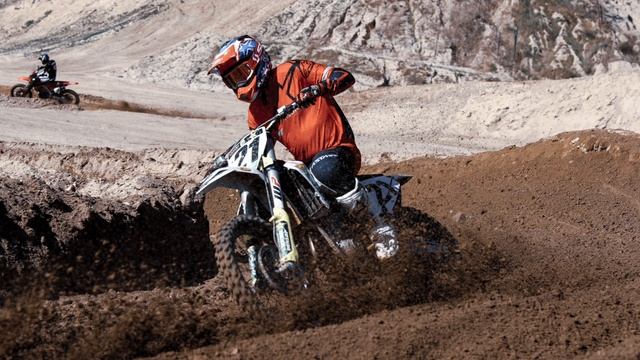 Husqvarna #fc450 Rockstar Edition VS KTM #450sxf Factory Edition смотреть онлайн