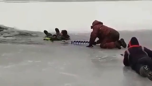Рыбак провалился под лед. зимняя рыбалка опасная смотреть онлайн