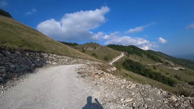 В разодранных кроссах покоряю гору Олимп в Геленджике / Геленджик влог – экскурсия в горы смотреть онлайн