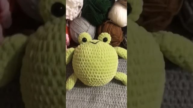 Милая лягушка уже ищет свой дом? ссылка в профиле #вязание #амигуруми #игрушки #вязаниекрючком