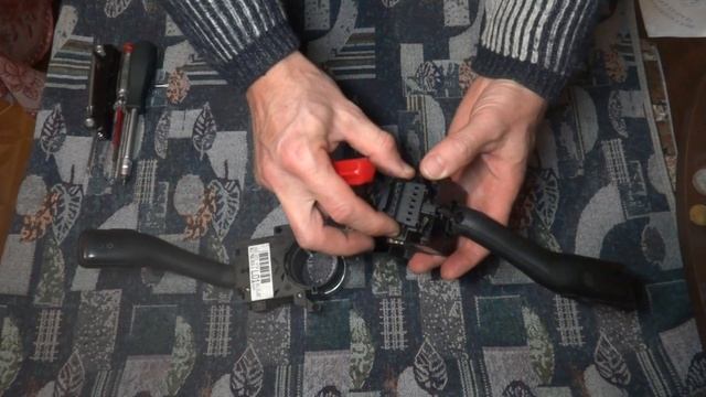 Volkswagen Passat В5 - Ауди А6 С5 . Подрулевой переключатель. Как разобрать ?How to disassemble? смотреть онлайн