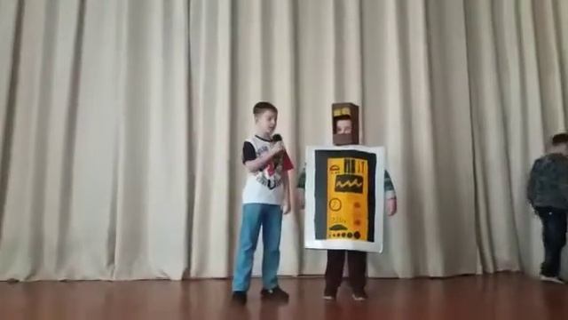 Вторая жизнь мусора: костюм "Бетмэн"и "Робот" смотреть онлайн