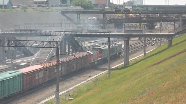 Тепловоз 2ТЭ10М-3335 и ТЭМ2-6530. Жара, тяжко на подъёме. Звук 10Д100. смотреть онлайн
