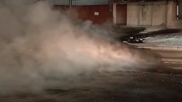 В яму с кипятком на Антонова попал автомобиль с ребенком в салоне, пострадал мужчина смотреть онлайн