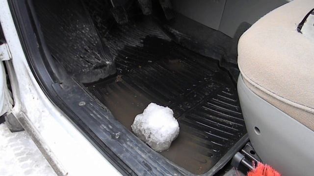 Как убрать воду зимой с водительского коврика в машине смотреть онлайн