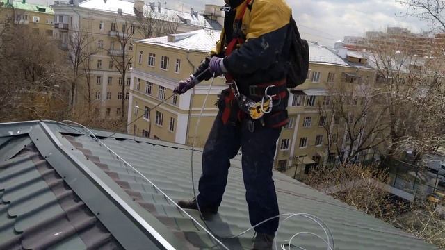 Страховочный трос на кровле смотреть онлайн