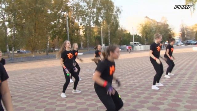 Флешмоб в поддержку безопасности дорожного движения провели в Луховицах смотреть онлайн