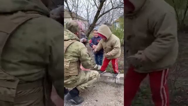 Солдат ребенка не обидит. Русский солдат - точно. смотреть онлайн