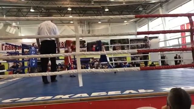 Турнир по боксу памяти Миклухо Маклая,Окуловка, Василий серебряков(красный)14.110.18 финал, 1 раунд смотреть онлайн