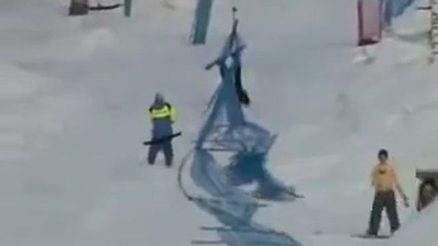 Лыжника зацепил подъёмник смотреть онлайн