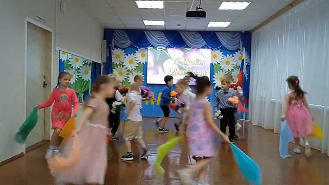 Танец "Самая лучшая мама земли" сл. и муз. Г. Деревянко и Е. Деревянко смотреть онлайн