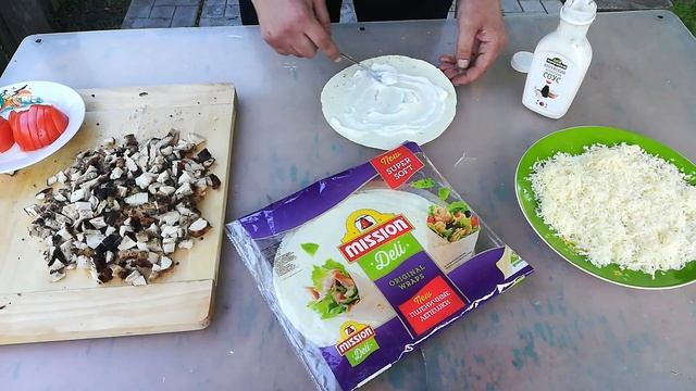 Кесадилья с индейкой и сыром на углях - Quesadilla with turkey and cheese on charcoal. смотреть онлайн