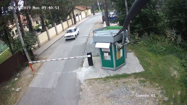 Водитель Жигулей не заметил охранный шлагбаум смотреть онлайн