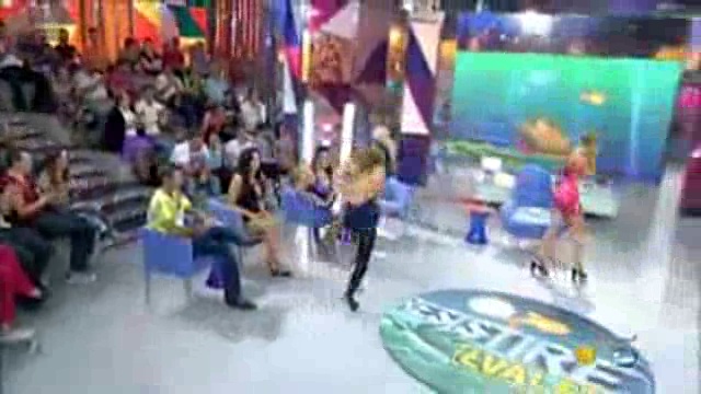 Раздевание телеведущей в прямом эфире