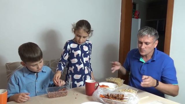 Уличная еда с доставкой на дом. Китайские шашлычки, лапша, рис