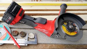 Крутая аккумуляторная болгарка Milwaukee 2780 в сравнении с дешевой УШМ Аккумастер