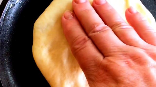 Круглые пирожки или лепёшки с картошкой на кефире , на сухой сковороде. смотреть онлайн