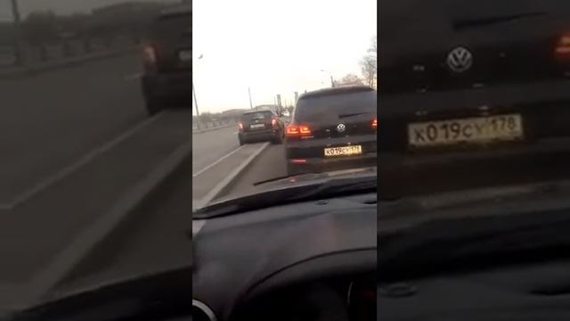 Зачем стоять в пробке? Лучше рядом))) смотреть онлайн