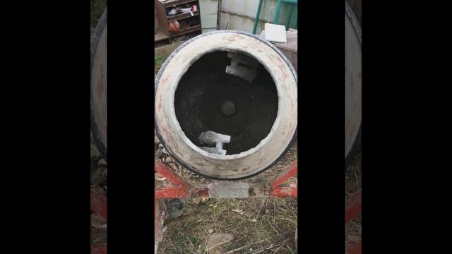 Вращение красной пустой бетономешалки в 360P, потому что не получилось залить в 4K смотреть онлайн