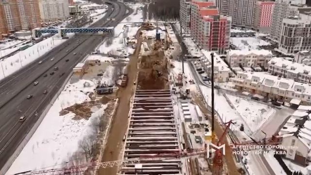 Вид с квадрокоптера на строительство станции "Физтех" Люблинско-Дмитровской линии метро смотреть онлайн