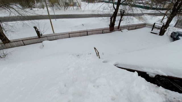 Деревенские заботы. Чистим снег с крыши. смотреть онлайн