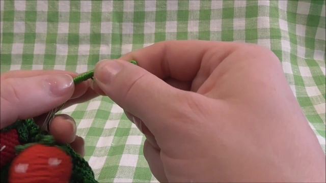 Собираем вязаную Клубничную брошь. Видеоурок 5. смотреть онлайн