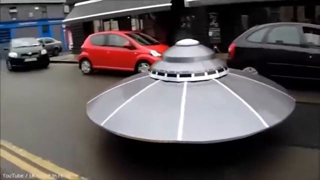 Полиция гонится по городу за НЛО. Police chase mysterious 'Alien' UFO spotted hovering streets смотреть онлайн