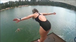 Алиса прыгает в воду