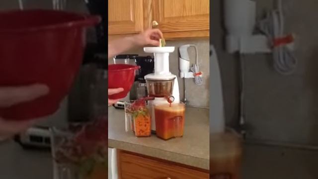 Hurom juicer - juicing with Ed смотреть онлайн