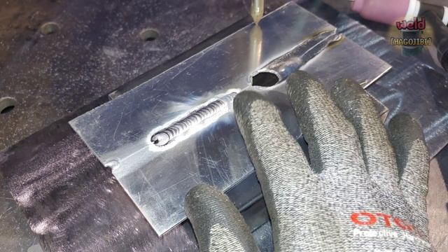 Brilliant idea ! If thin aluminum sheet TIG welding is tricky, add this set up ! смотреть онлайн
