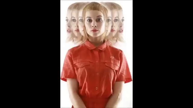 Yolandi Visser (Die Antwoord) raps over a Christmas beat смотреть онлайн