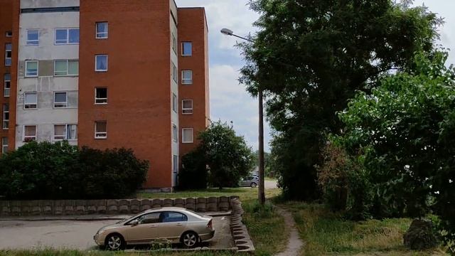 Елгава улица Ганибу 6 июля 2021 . Одна из причин плохих дорог и тротуаров во дворах . смотреть онлайн