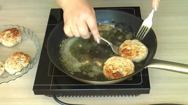 Рыбные биточки с креветками и крабовыми палочками/ Соус тар-тар смотреть онлайн