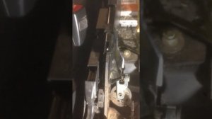 Замена тросика ручника ауди а4 в6 3 часть