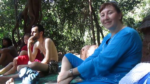 Индия, Гоа, пляж Калача, баба под деревом баньян. смотреть онлайн