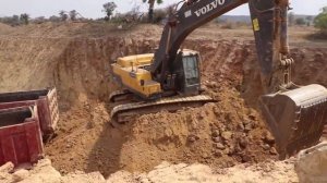 Volvo EC480Dl Excavator huge bucket land digging operator