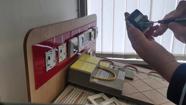 DEVIreg Touch, DEVIreg Smart снятие передней панели, удаление защитной перемычки смотреть онлайн