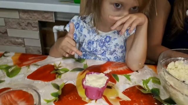 Мили и Лера. Делаем солёное тесто. Лепим. смотреть онлайн