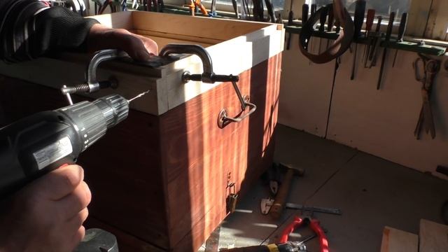 пчёлы изпользование самодельной угловой струбцины при сборки подкрышника смотреть онлайн