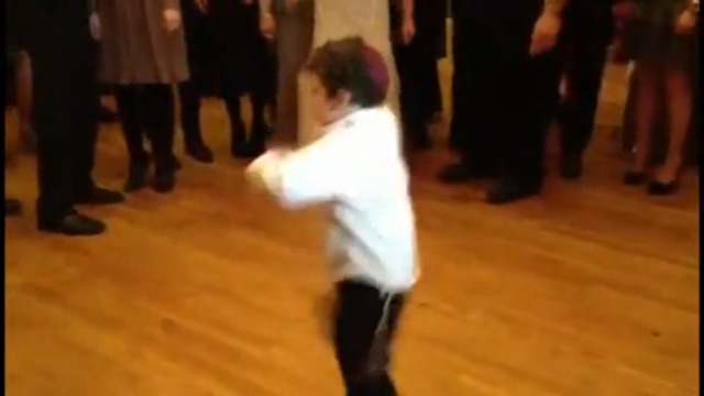 Парнишка отжигает на свадьбе смотреть онлайн